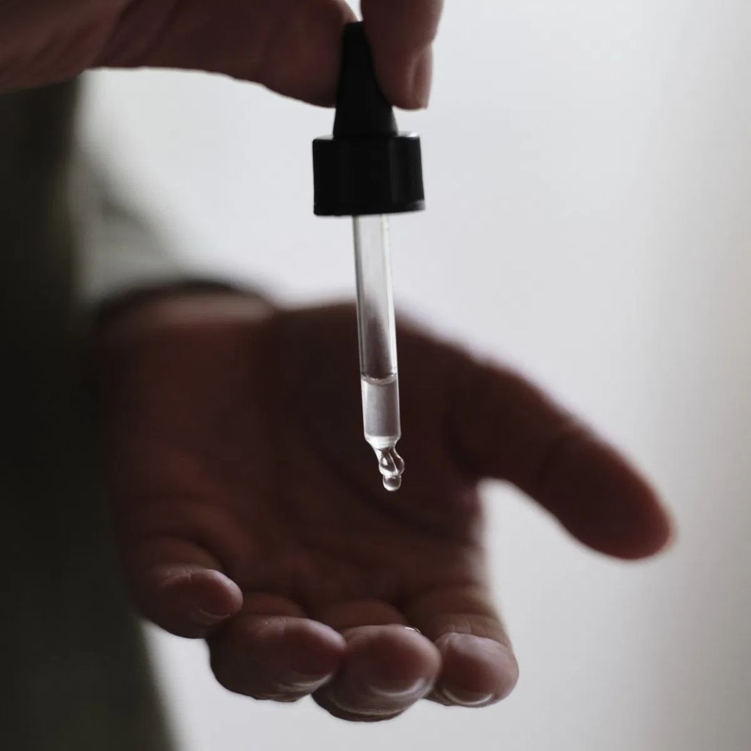 KOPMPLEKTS AR KRĒMU UN SERUMU PRET PIGMENTĀCIJU