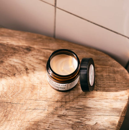 KOMPLEKTS AR DIENAS KRĒMU UN MITRINOŠU SERUMU